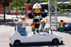 Kinder im LEGO Auto mit LEGOLAND Bewohnerin Feuerwehrfrau