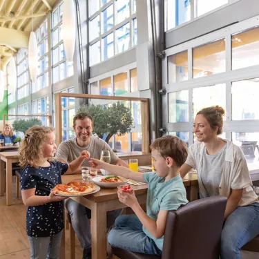 Familie isst Pizza und Pasta im LEGOLAND Restaurant Pizza Mania
