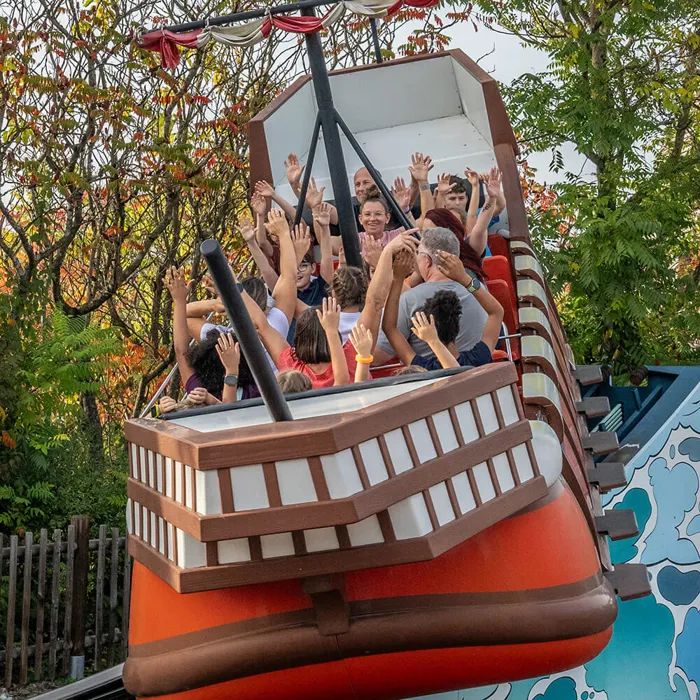 Pohled na atrakci Pirátská škola v LEGOLAND Deutschland zvencí