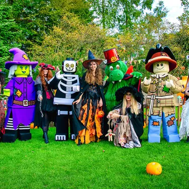 Halloween im LEGLAND mit Hexen und Maskottchen
