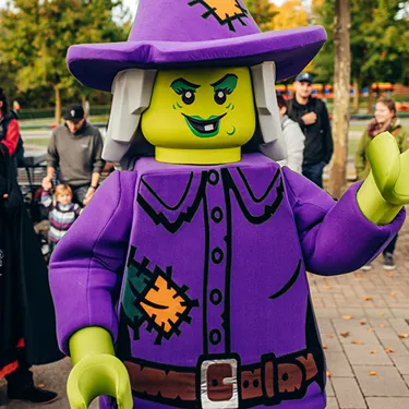 LEGO Figur Hexe an Halloween im LEGOLAND Deutschland