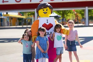 Kinder mit LEGOLAND Bewohnerin Legoland Girl