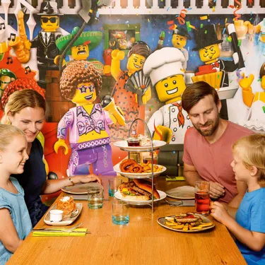 Familie isst Burger im LEGOLAND Restaurant Stars Grill House