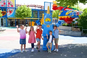 Kinder mit LEGOLAND Bewohner Unicorn Man