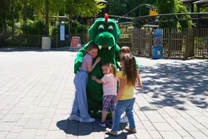 Kinder mit LEGOLAND Parkdrache Olli