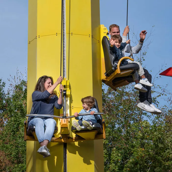 Dva dospelí a dve deti ve veži Kids Power Tower v LEGOLANDu