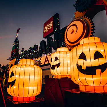 illuminierte Kürbisköpfe an Halloween im LEGOLAND Deutschland