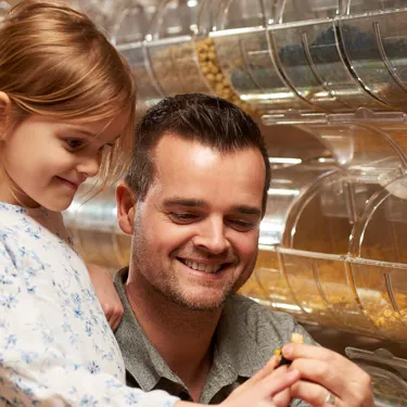 Vater mit Tochter beim Shopping in der LEGOLAND Fabrik