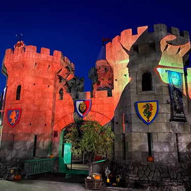 illuminierte Burg an Halloween im LEGOLAND Deutschland