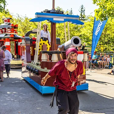 Pirat und Piratenschiff bei LEGOLAND Parade
