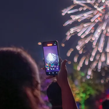 Handyaufnahme vom Feuerwerk bei Langen Nächten im LEGOLAND Deutschland