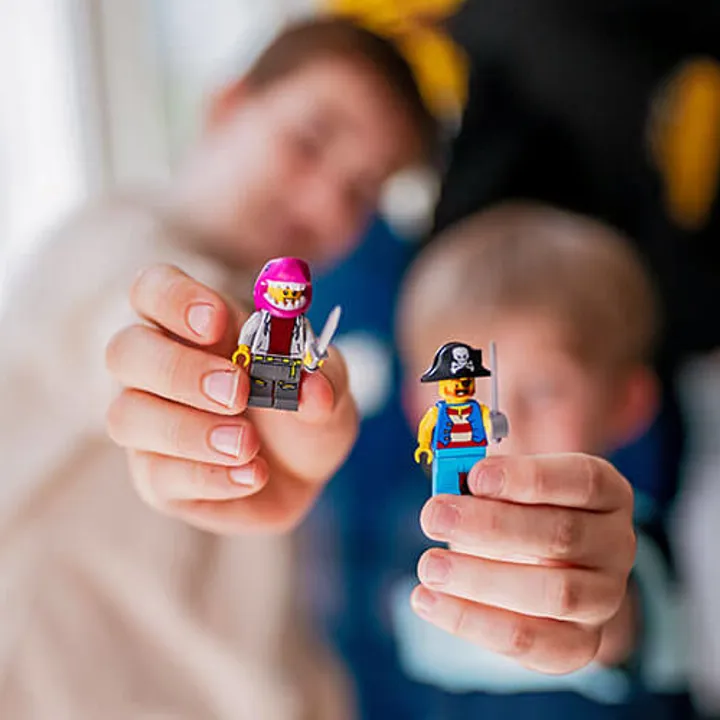 Deti s minifigurkami LEGO ve studiu minifigurek v LEGOLANDu